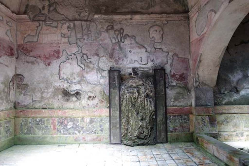 Suburban Baths, Herculaneum. June 2014. North wall of frigidarium. The doorway has the remains of carbonised wooden door-jambs, outlined in black to emphasise their exact location. This shows the wall of volcanic mud/debris flowing through the aperture. Photo courtesy of Michael Binns.
